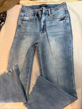Judy Blue Light Wash Frayed Hem Cropped Jeans